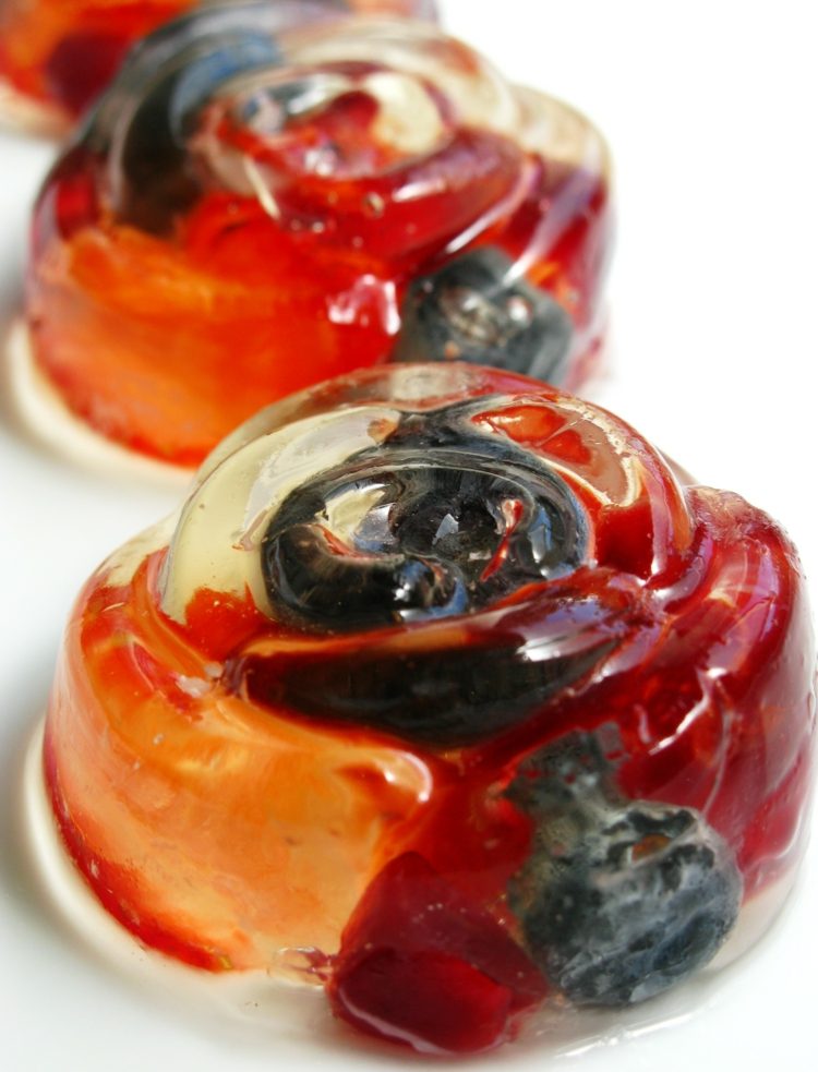 geliermittel-agar-agar-fruchtgalee-erdbeeren-heidelbeeren-orangen-blütenform-pudding