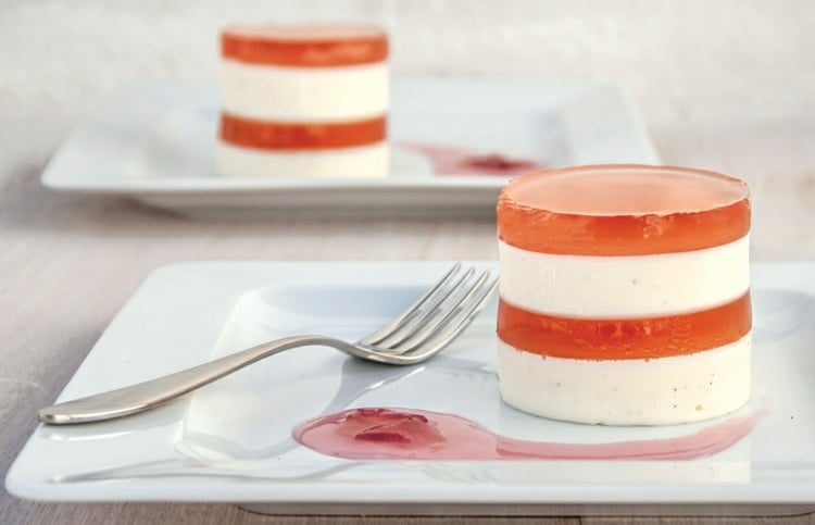 geliermittel-agar-agar-gestützt-fest-joghurt-geschichtet-fruchtgelee-teller-gabel-dessert
