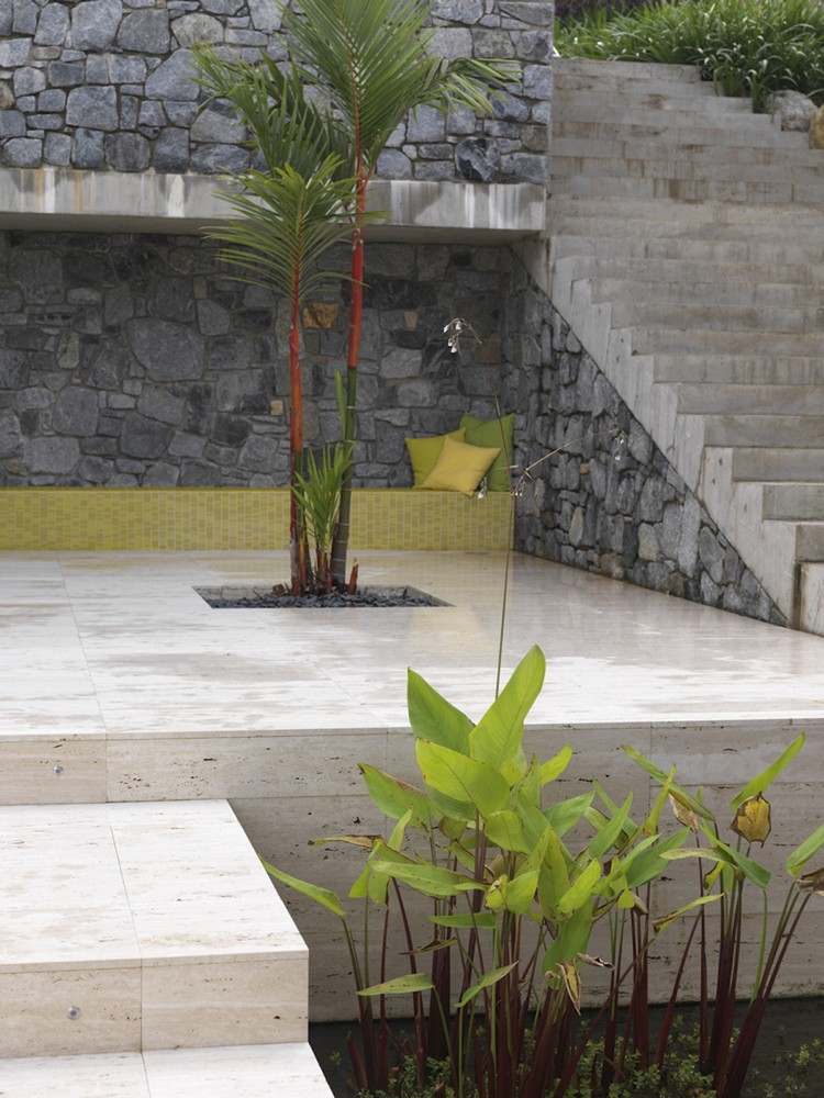 genzenloses-wohnkonzept-haus-design-stein-beton-tropische-pflanzen
