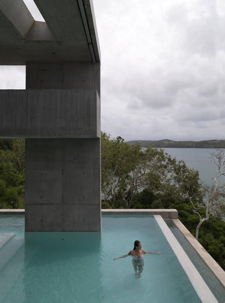 genzenloses-wohnkonzept-infinity-pool-haus-modern-beton