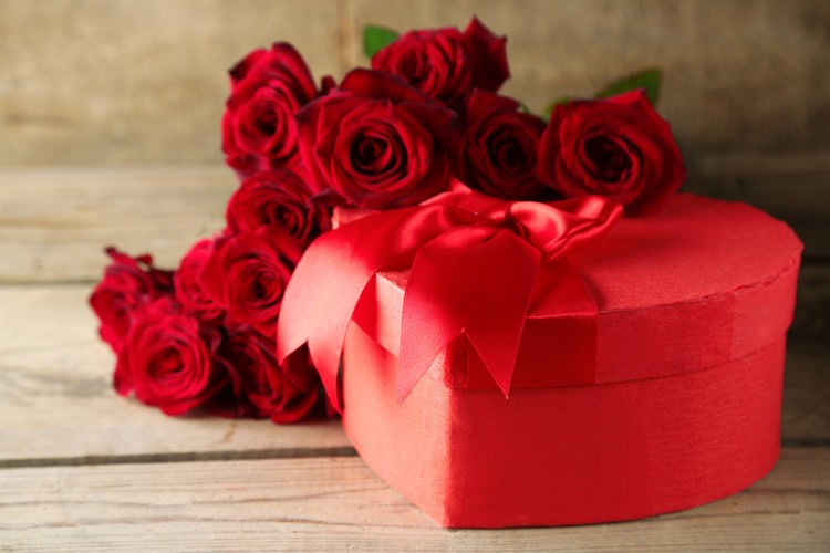 Geschenkideen zum Valentinstag personalisiert-geschenkbox-herzform-rote-rosen