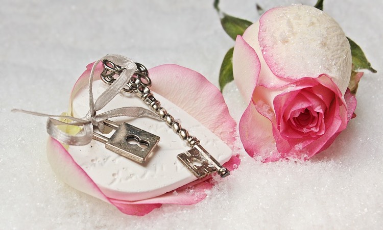Geschenkideen zum Valentinstag -personalisiert-schluessel-rose