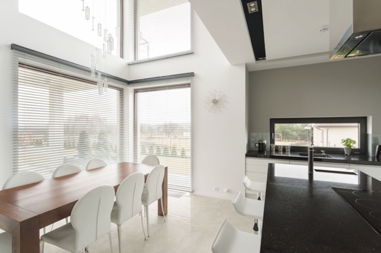 große Fenster neubau-jalousien-weiss-alu-sicht-sonnenschutz-essbereich-wohnküche