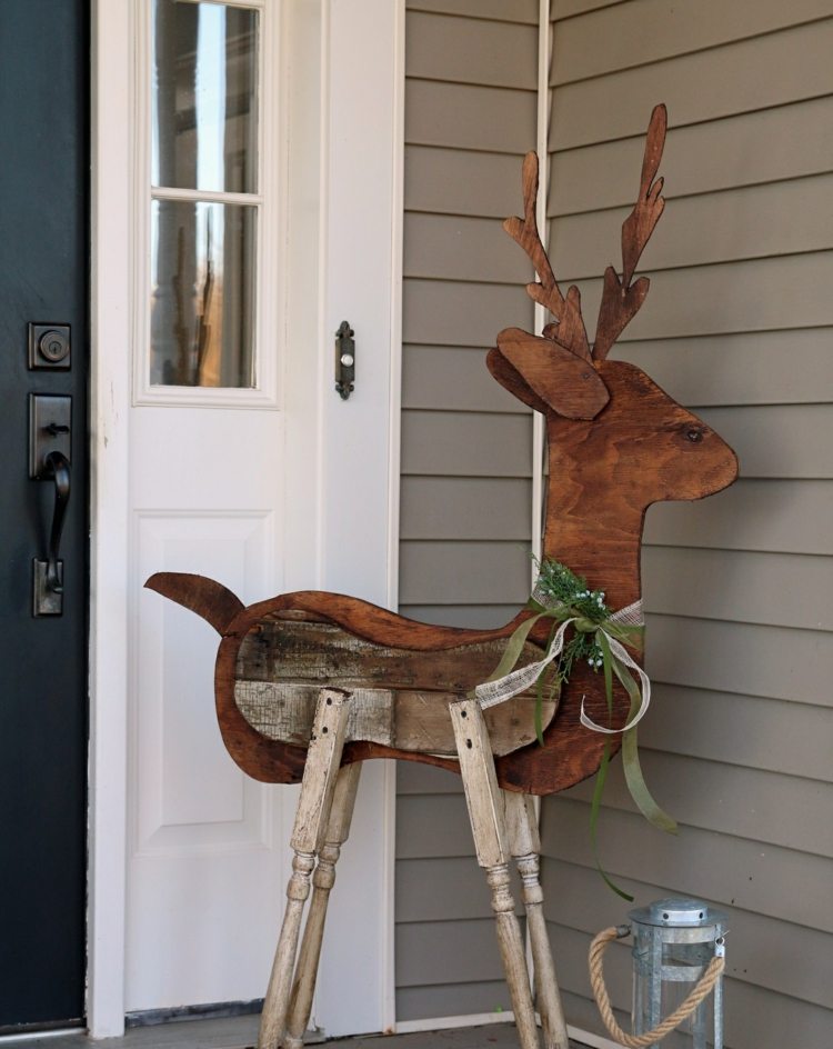 holz-basteln-weihnachten-eingangstür-veranda-dekorieren-recyceln-altholz-rentier