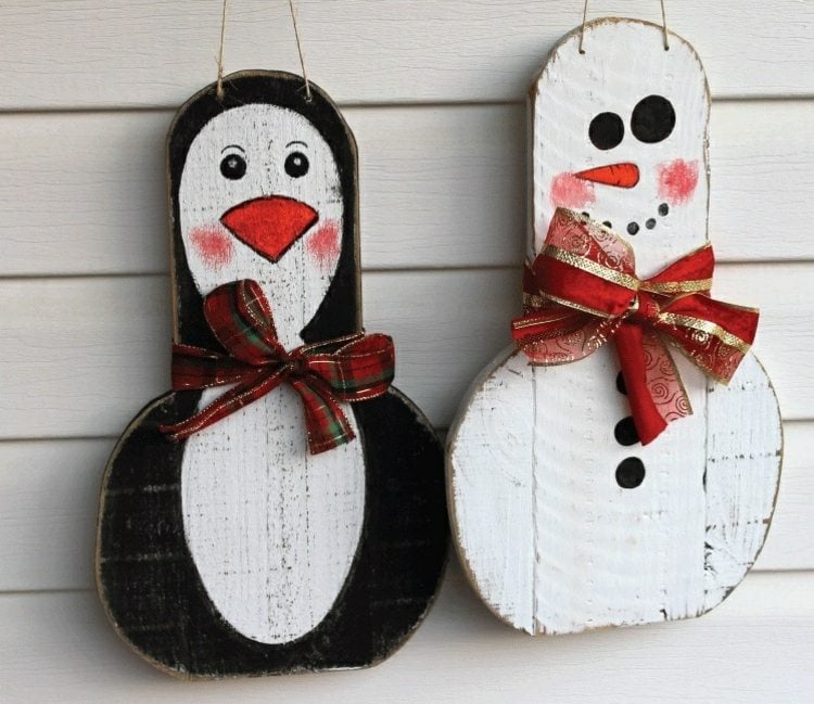 holz-basteln-weihnachten-witzig-recyceln-schneemann-pinguin-schleife