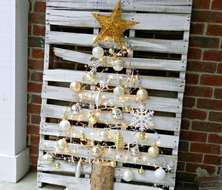 holz basteln zu weihnachten palette-weihnachtsbaum-kugeln-gold-weiß