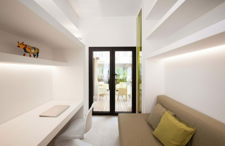 holz-parkett-gaestezimmer-kinderzimmer-beige-sofa-minimalismus-beleuchtung