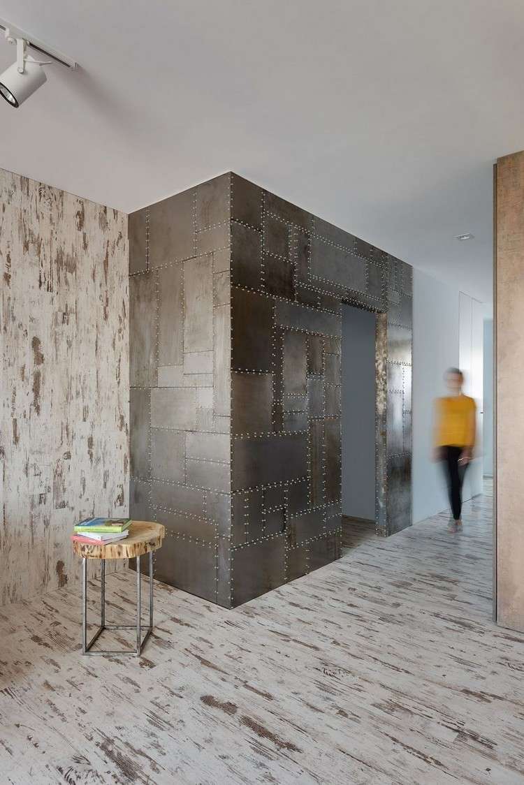 Holz und Stahl minimalistisches-interieur-metallplatten-niete-flur