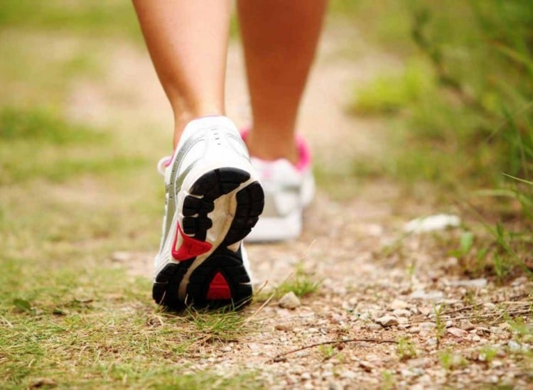 immunsystem-stärken-bewegung-spazieren-gehen-sportschuhe-natur-abwehr-frisch-luft-sport
