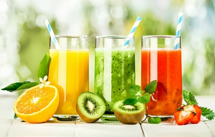 immunsystem stärken fruchtsaft-frucht-firsch-ausgepresst-flüssigkeit-orange-erdbeere-kiwi-halbiert