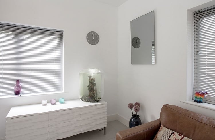 infrarotheizung-spiegel-wandmontage-hinter-sofa