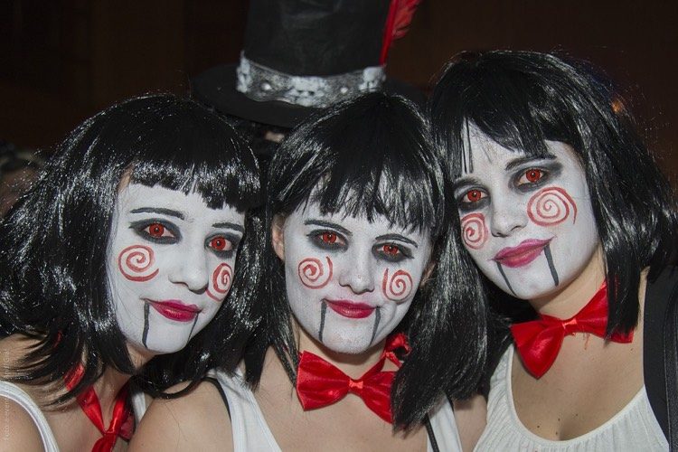 karnevalkostüm-fasching-gruppen-freunde-puppen-gesichtschminke-rote-kontaktlinsen