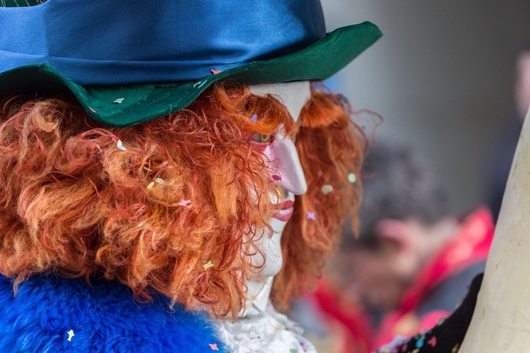 karnevalkostüm-fasching-mann-perücke-orange-hutmacher-kontaktlinsen