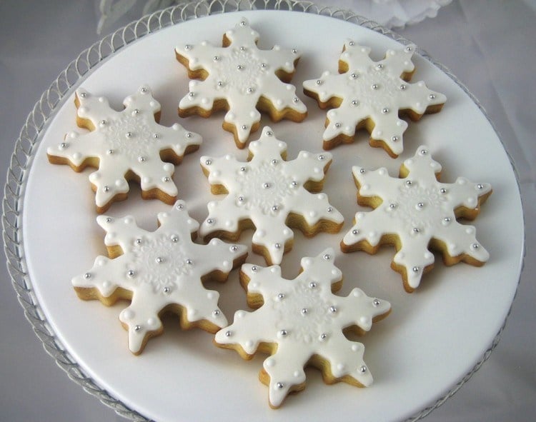 kekse-dekorieren-glasur-zuckerperlen-stempel-schneeflocke