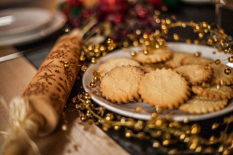 kekse-dekorieren-stempeln-nudelholz-gravur-weihnachten
