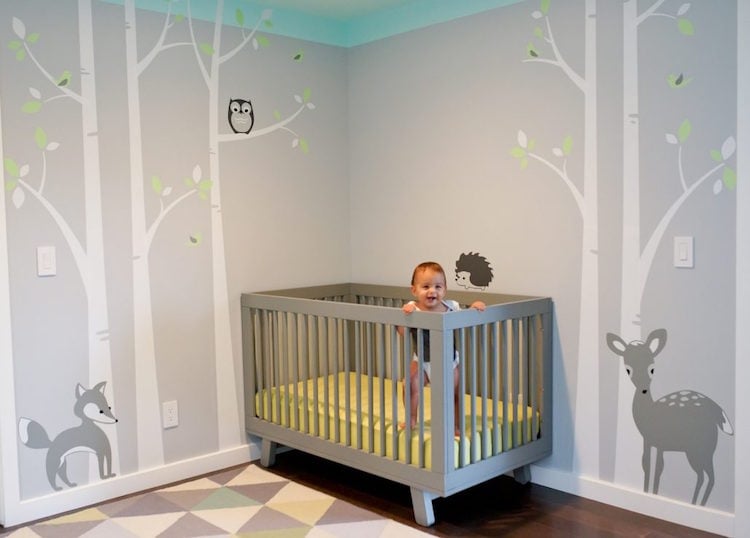 Wald-Kinderzimmer -dekoration-baby-babybett-grau-modern-wandgestaltung