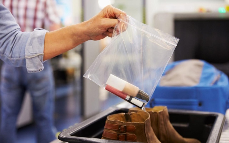 Koffer packen -checkliste-tipps-flässigkeiten-plastikbeutel-flughafen