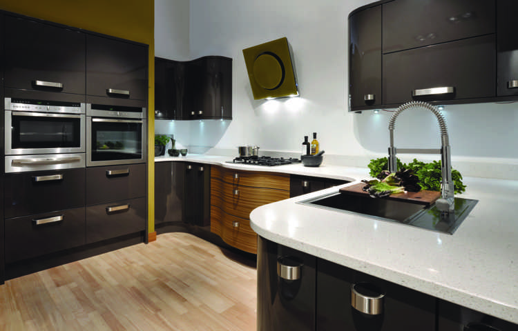Küche modern -hochglanz-arbeitsplatte-verspiel-design-oval