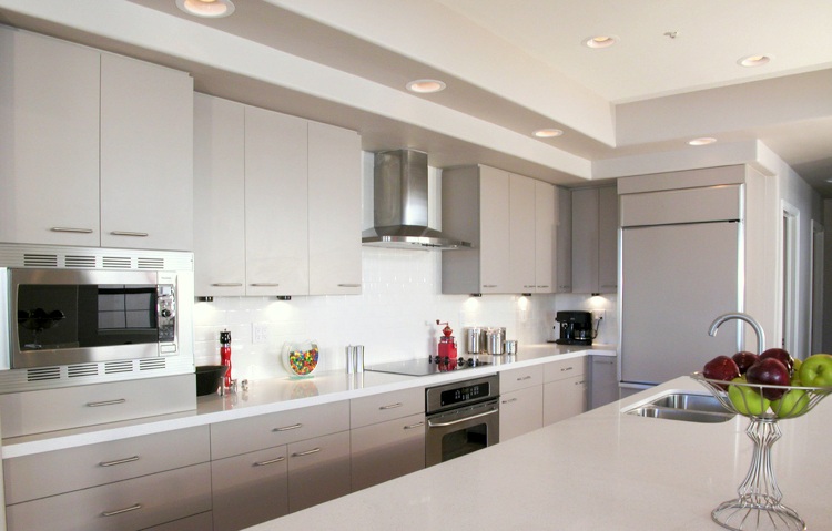 kueche-modern-länglich-grau-weiss-fliesen-küchenwand