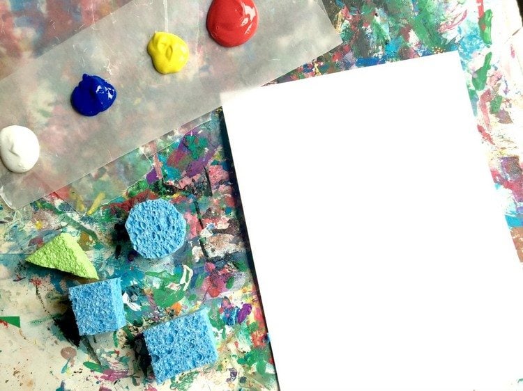 Malen mit Kindern kreative-ideen-zeichentechnik-schwämme-farbe