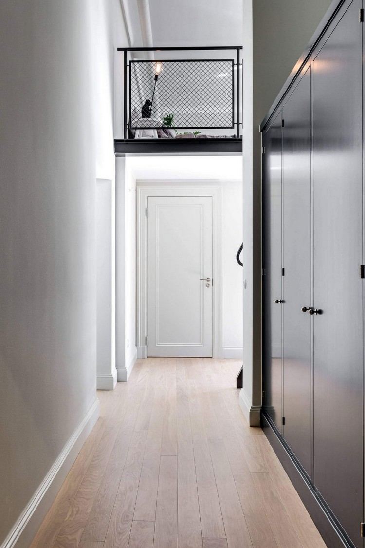 minimalistische-einzimmerwohnung-diele-kleiderschrank-holzboden