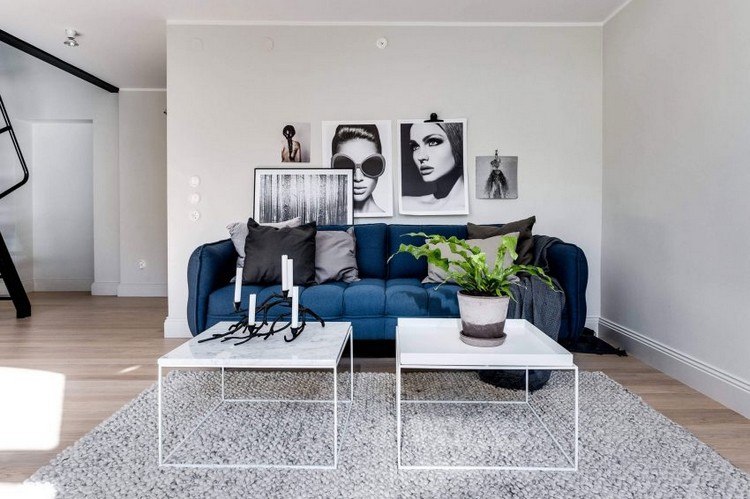 Minimalistische Einzimmerwohnung kleiner-wohnbereich-blaues-sofa-akzent