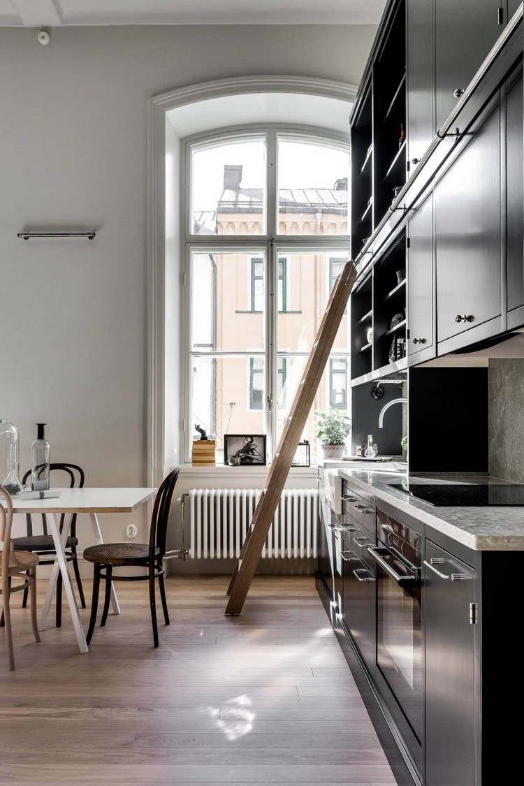 minimalistische-einzimmerwohnung-küchenbereich-hohe-küchenschränke