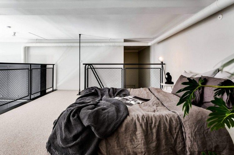 minimalistische-einzimmerwohnung-zweite-ebene-schlafbereich-bett-geländer
