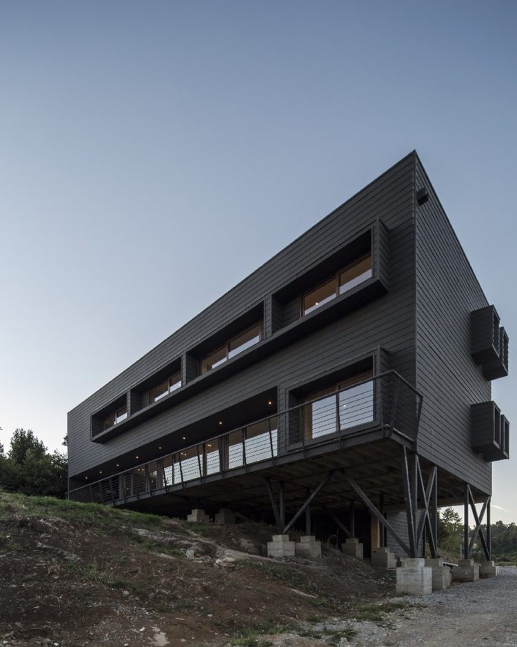 Moderne Fassadengestaltung in Schwarz -haus-hang-architektur-hanglage