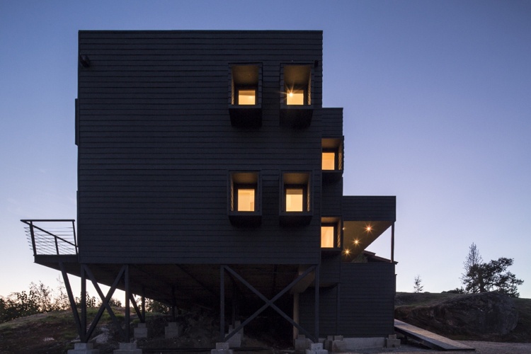 Moderne Fassadengestaltung in Schwarz -haus-hanglage-natur-ausblick-hügel