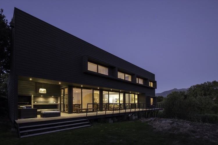 Moderne Fassadengestaltung in Schwarz -haus-terrasse-outdoor-küche