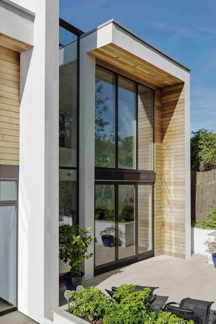 Moderne Hausfassade holzverkleidung-zedernholz-verglasung