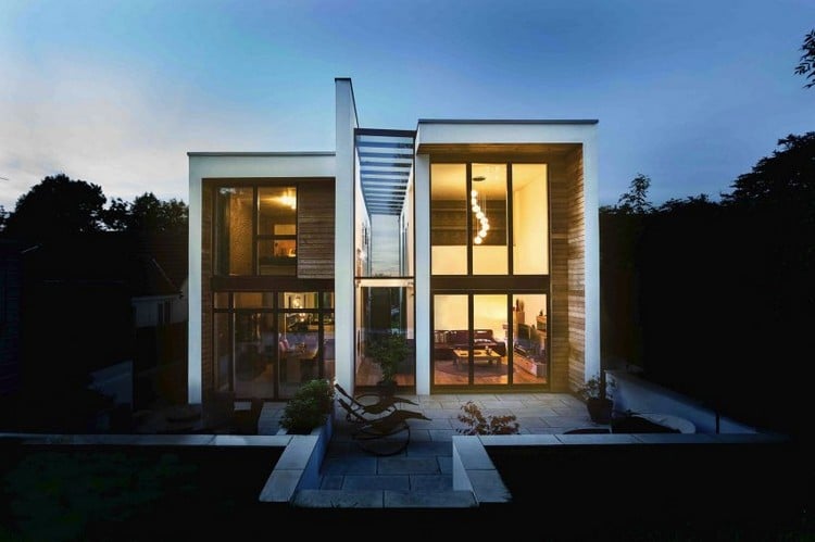 moderne-hausfassade-verglasung-holzpaneele-garten-patio