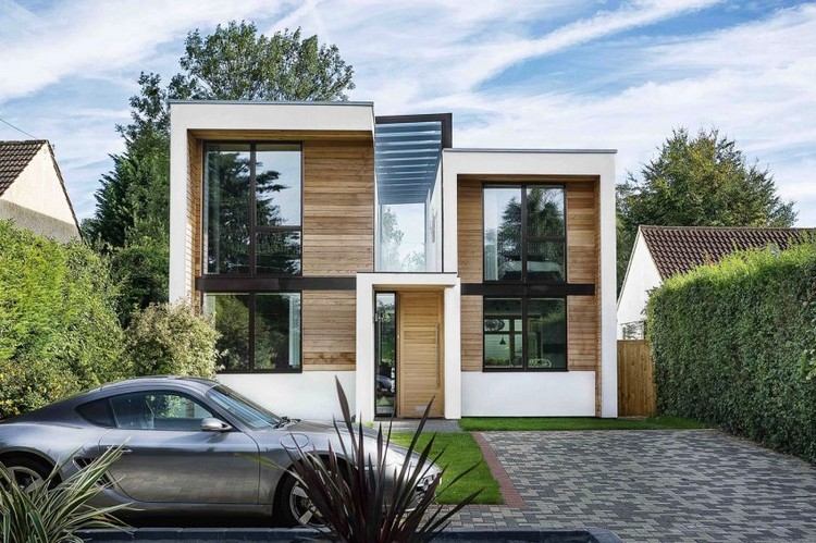 Moderne Hausfassade weiß-holz-glas-kombinieren-einfahrt