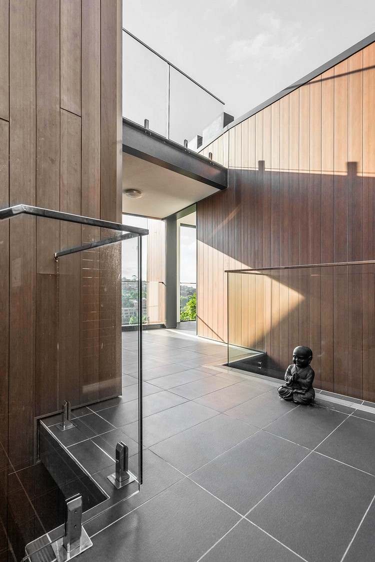 moderne-holzfassade-einfamilienhaus-australien-eingang-glasgeländer