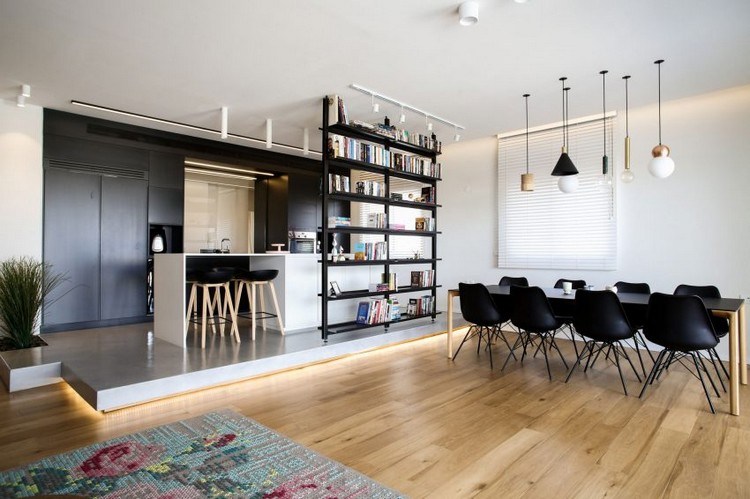 Moderne offene Küche schwarz-weiß-bücherregal-raumteiler-esszimmer