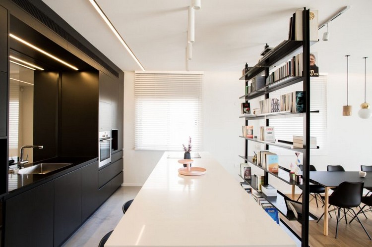 Moderne offene Küche schwarze-fronten-weiße-kücheninsel-raumteiler