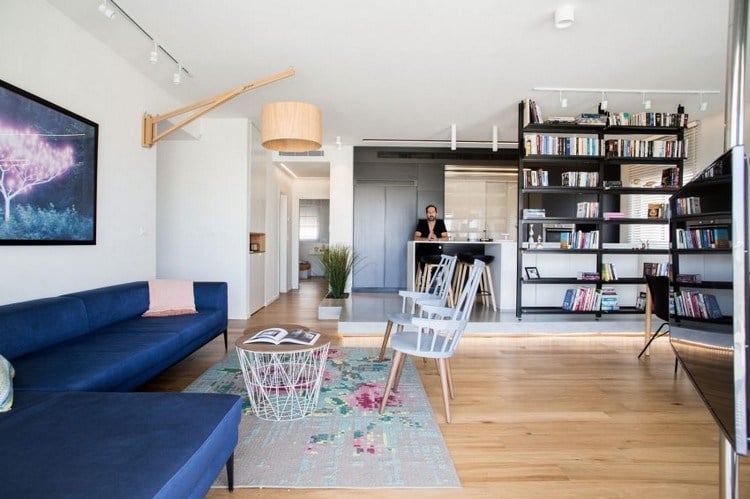 Moderne offene Küche wohnzimmer-blaues-sofa-teppich-blumenmotiv