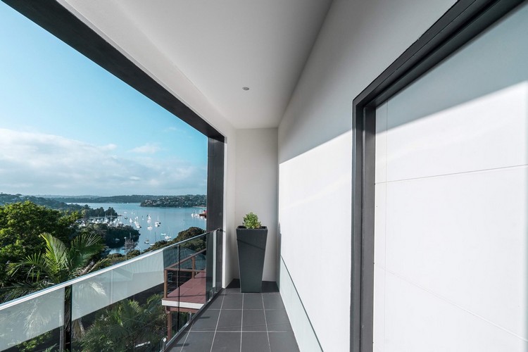 modernes-einfamilienhaus-meerblick-balkon-glasgeländer