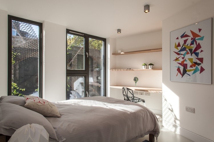 nachhaltige-architektur-innendesign-schlafzimmer-große-fenster-tageslicht