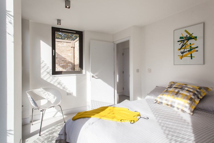 nachhaltige-architektur-schlafzimmer-einrichtung-helle-farben-fenster