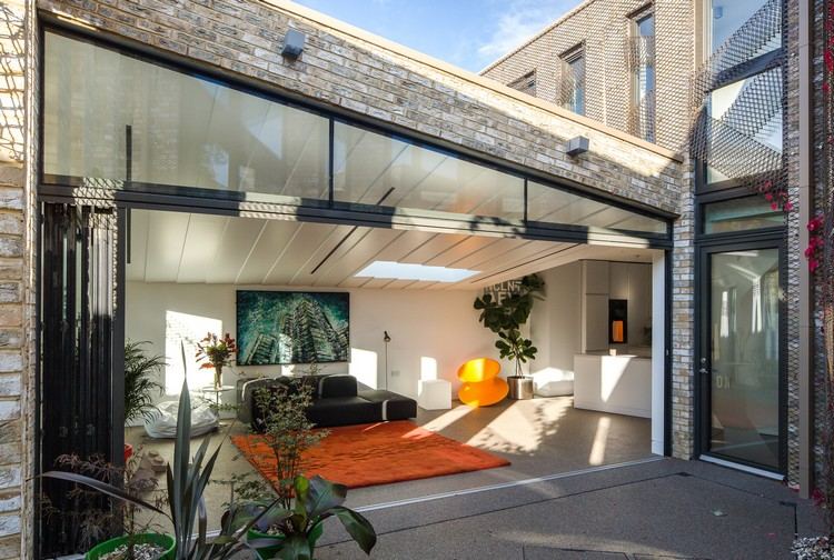natürliches-licht-haus-wohnzimmer-dachfenster-ziegel-fassade