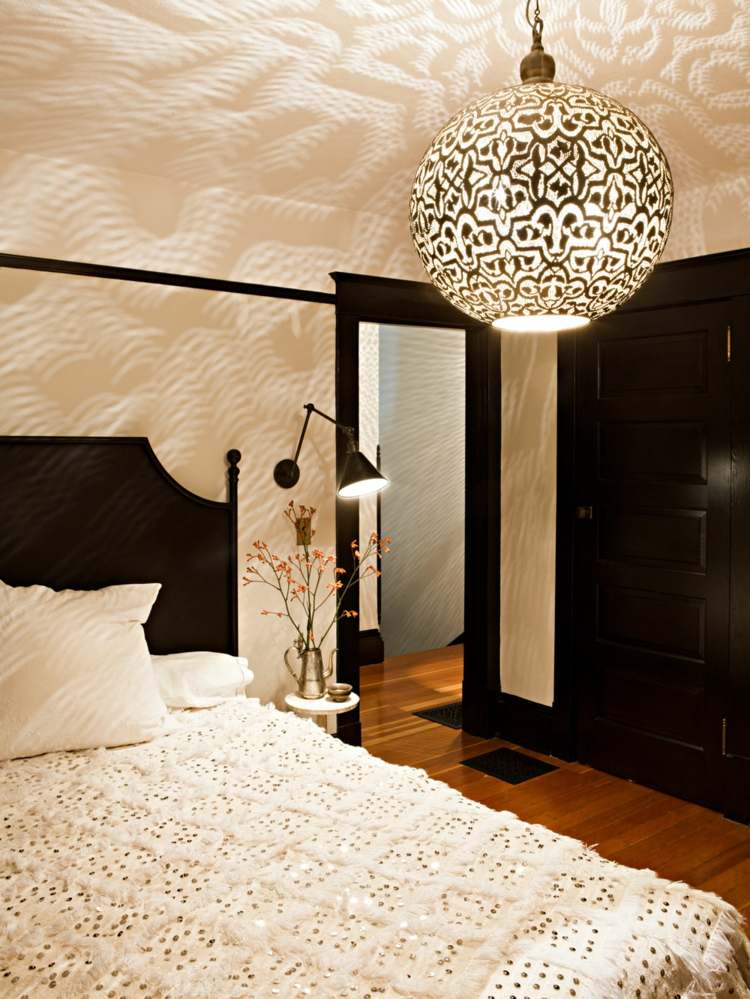 orientalische-lampen-hängeleuchte-gemustert-rund-schlafzimmer-bett-tagesdecke-kissen-wandlampe