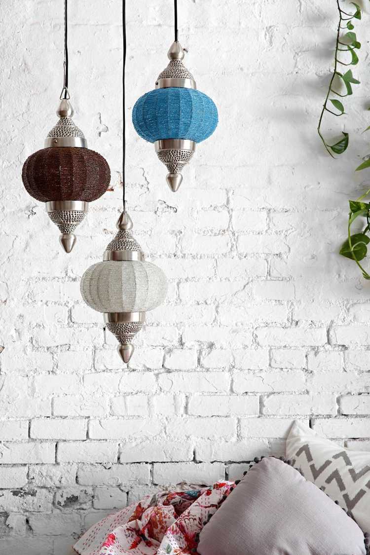 orientalische lampen hängeleuchten-braun-blau-weiß-wand-rustikal-efeu-dekokissen