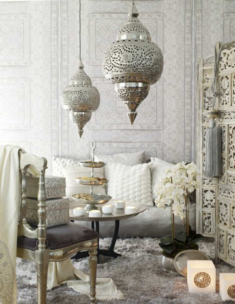 orientalische lampen laterne-marokkanisch-wohnzimmer-couch-kissen-couchtisch-stuhl-teppich-blume