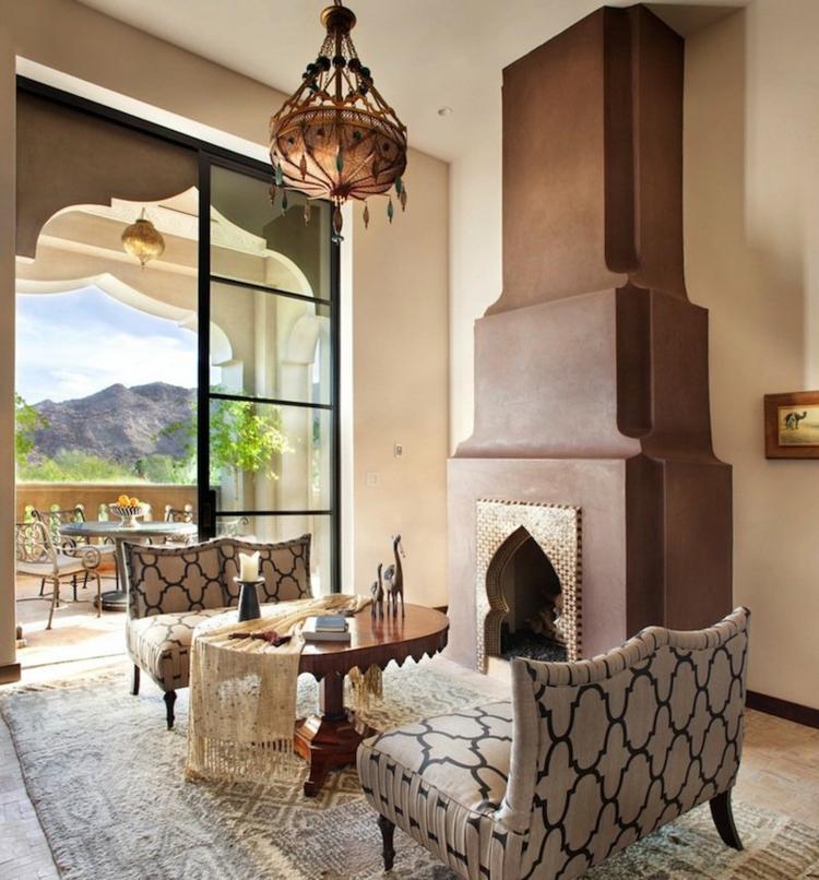 orientalische lampen marokkanisch-wohnzimmer-pendelleuchte-steine-kerze-sessel-tisch-kamin-terrasse