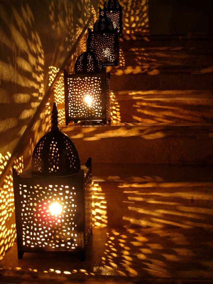 orientalische-lampen-stehlampe-bodenlampe-laterne-metall-treppen-lichtspiel-muster-warm