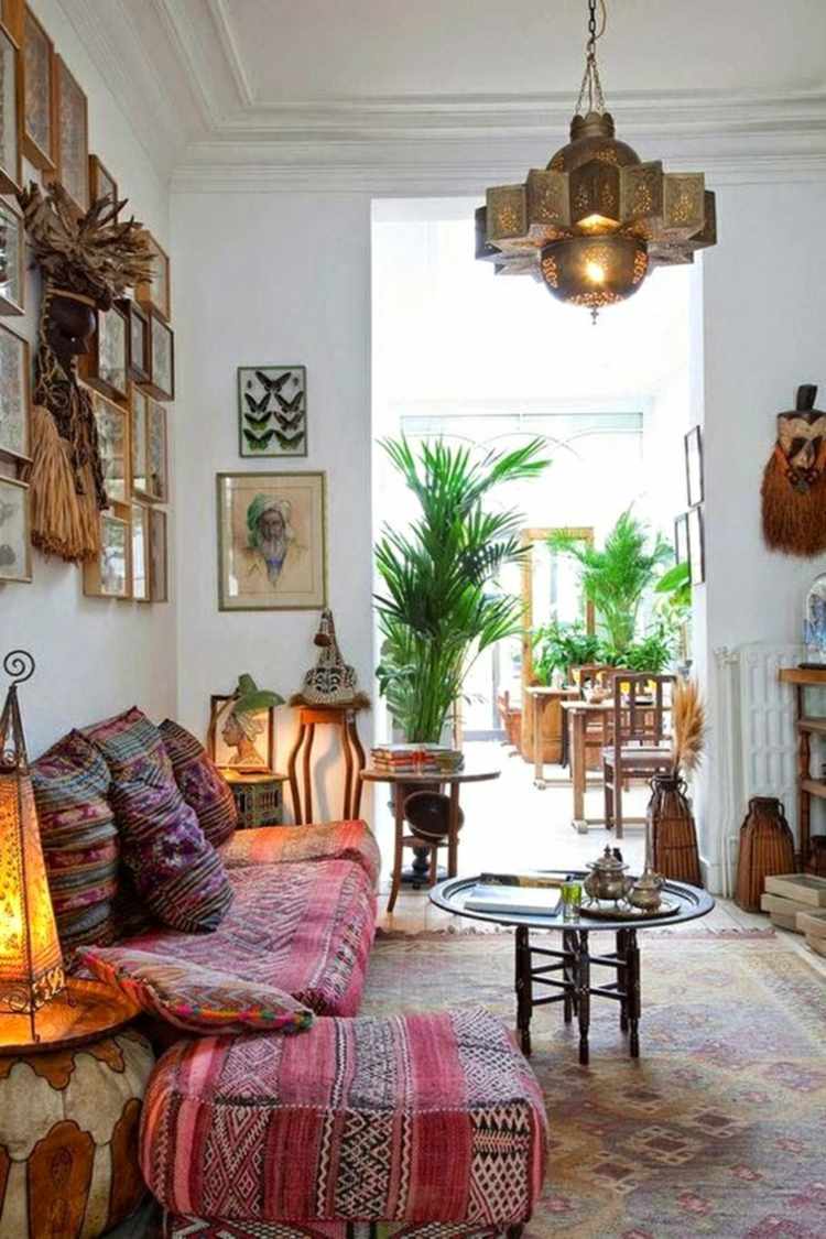 orientalische-lampen-wohnzimmer-bohostil-dekoration-bilder-teppich-gold-deckenleuchte-hängeleuchte