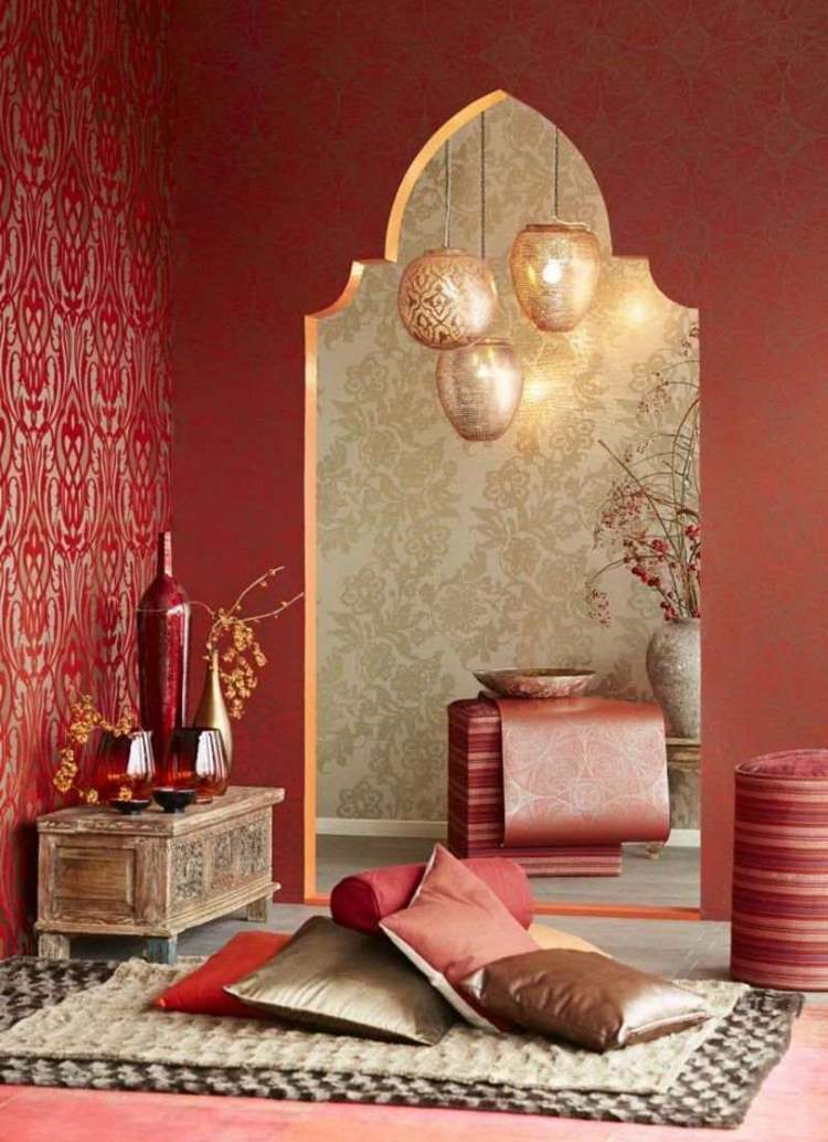 orientalische-lampen-wohnzimmer-pendelleuchten-gold-tapetten-rot-gemustert-teppich-sitzkissen-vase