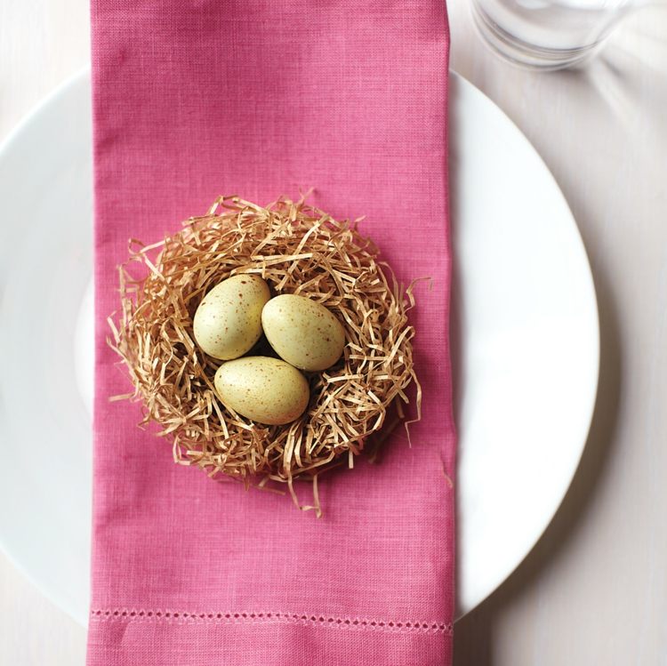 ostern-tischdeko-idee-nest-eier-serviette-pink-teller-gestaltung
